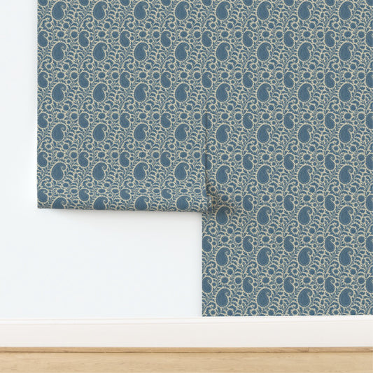Blue Paisley Wallpaper – Elegant Vintage Wall Decor in Soft White & Indigo